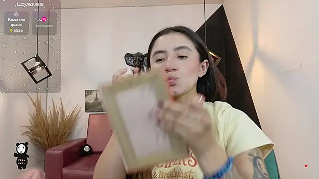 Perla Campbell online show from 11-17-25, 05:08