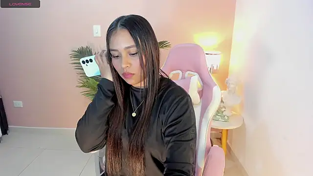 Snapshot of Ciara8 chatting on 10-17-25, 04:37 Ciara8 online show from 10-17-25, 04:37