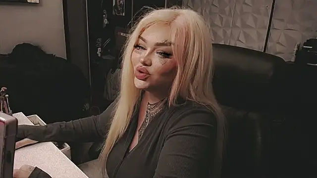 Snapshot of sheylagoddess11 chatting on 12-17-25, 03:01 sheylagoddess11 online show from 12-17-25, 03:01