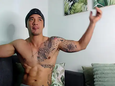 Snapshot of SimonRoberth chatting on 10-05-25, 01:48 SimonRoberth online show from 10-05-25, 01:48