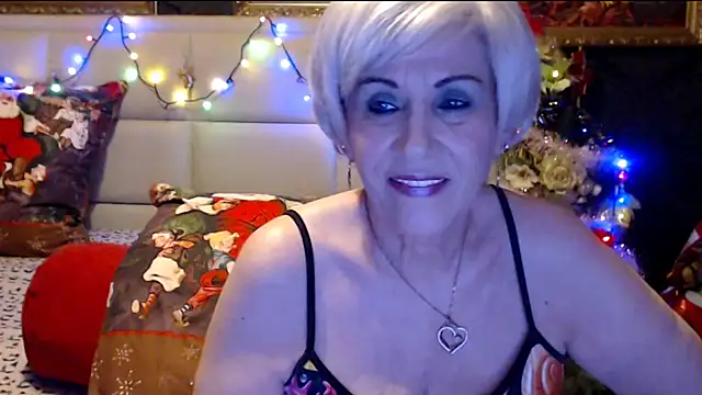 Snapshot of HappyWomanOn chatting on 12-29-24, 07:43 HappyWomanOn online show from 12-29-24, 07:43