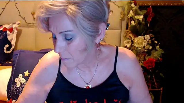 Snapshot of HappyWomanOn chatting on 02-16-25, 08:00 HappyWomanOn online show from 02-16-25, 08:00