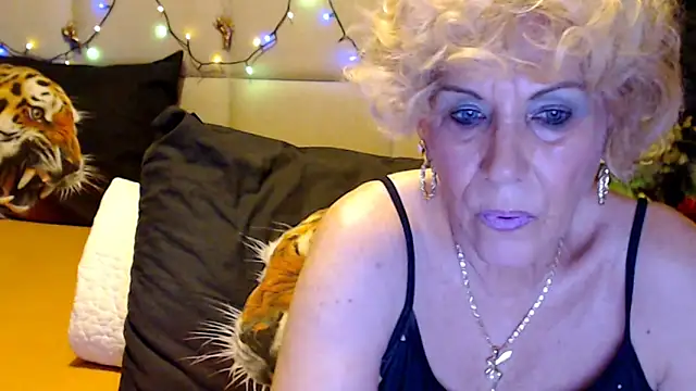 Snapshot of HappyWomanOn chatting on 10-17-25, 05:59 HappyWomanOn online show from 10-17-25, 05:59