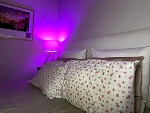 Snapshot of _sloane chatting on 12-17-25, 03:23 sloane online show from 12-17-25, 03:23