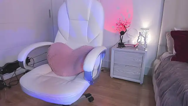 Daniela Miller  online show from 03-11-25, 05:38