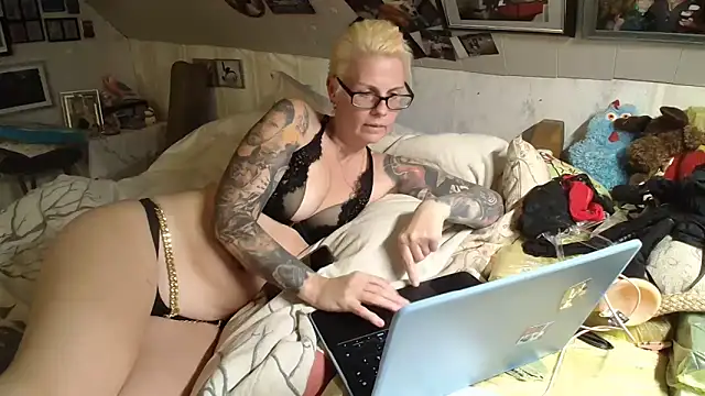 MaryG online show from 10-22-25, 05:34