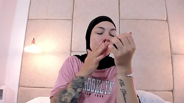 Snapshot of aisha_vs chatting on 10-03-25, 12:57 aisha vs online show from 10-03-25, 12:57