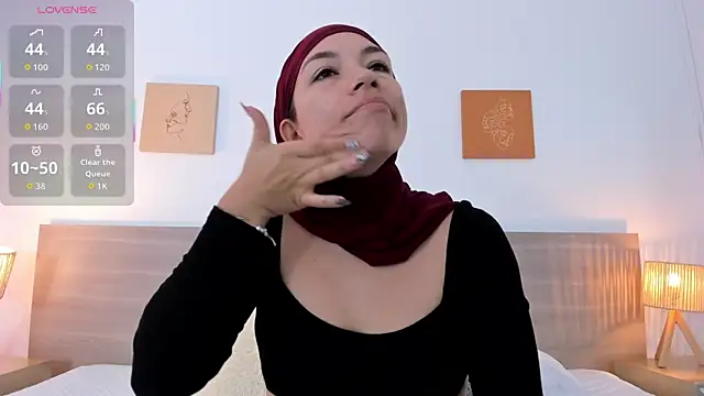 Snapshot of aisha_vs chatting on 10-29-25, 01:24 aisha vs online show from 10-29-25, 01:24