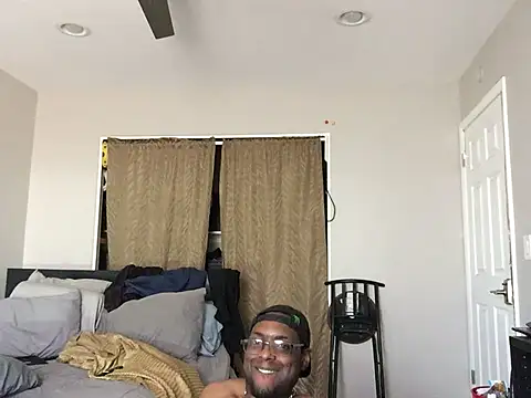 Snapshot of Londonfrotadejr chatting on 03-18-25, 04:04 Londonfrotadejr online show from 03-18-25, 04:04