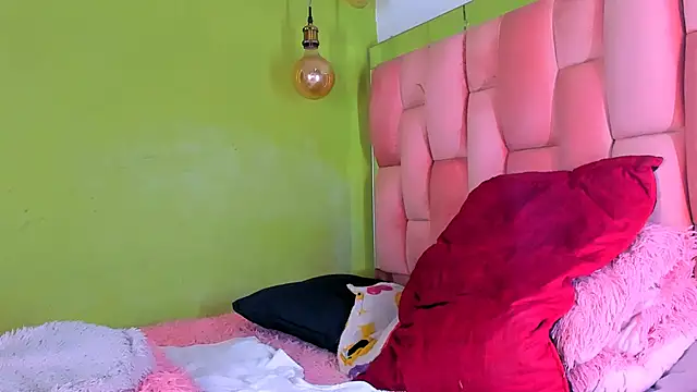 Snapshot of the_queen_aleja chatting on 12-12-24, 12:16 the queen aleja online show from 12-12-24, 12:16