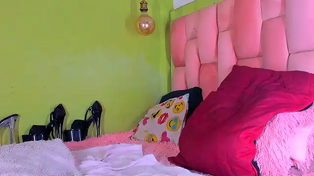 Snapshot of the_queen_aleja chatting on 12-27-24, 04:58 the queen aleja online show from 12-27-24, 04:58