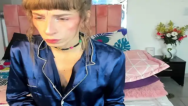 Snapshot of the_queen_aleja chatting on 10-30-25, 12:50 the queen aleja online show from 10-30-25, 12:50