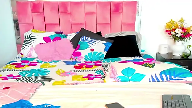 Snapshot of the_queen_aleja chatting on 10-31-25, 12:28 the queen aleja online show from 10-31-25, 12:28