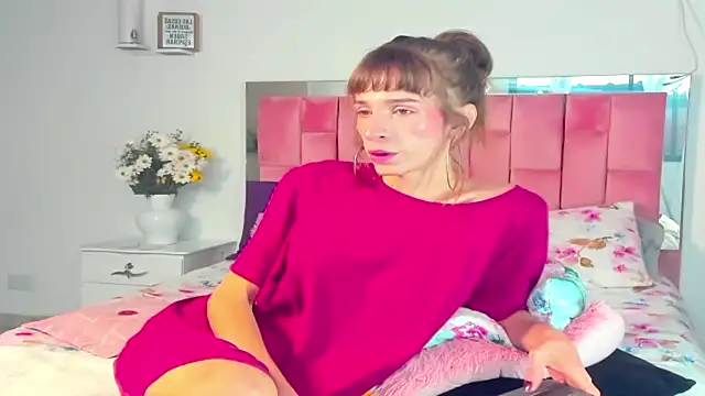 Snapshot of the_queen_aleja chatting on 11-14-25, 12:59 the queen aleja online show from 11-14-25, 12:59