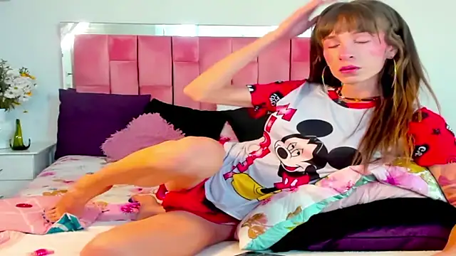 Snapshot of the_queen_aleja chatting on 11-22-25, 02:27 the queen aleja online show from 11-22-25, 02:27