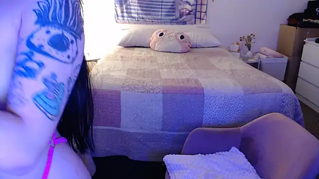 latinpetit online show from 11-19-25, 02:11