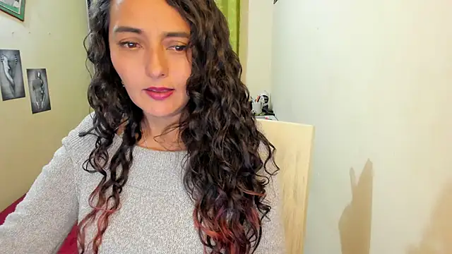 Snapshot of emma_luxy chatting on 01-03-25, 06:01 emma luxy online show from 01-03-25, 06:01