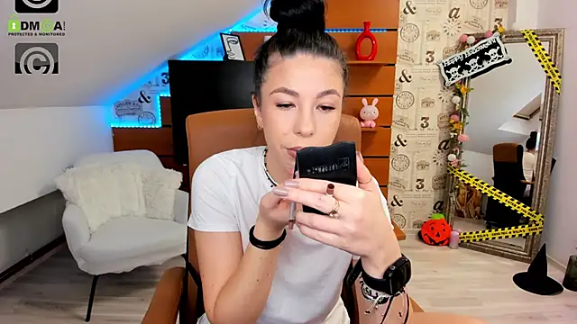 Snapshot of EmillyTaylor chatting on 10-29-25, 04:37 EmillyTaylor online show from 10-29-25, 04:37