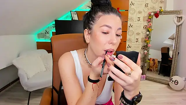 Snapshot of EmillyTaylor chatting on 11-11-25, 04:45 EmillyTaylor online show from 11-11-25, 04:45