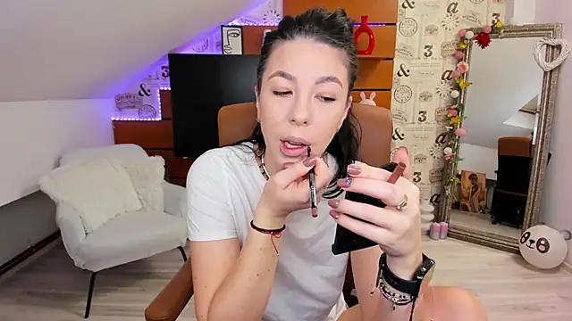 Snapshot of EmillyTaylor chatting on 11-14-25, 04:44 EmillyTaylor online show from 11-14-25, 04:44