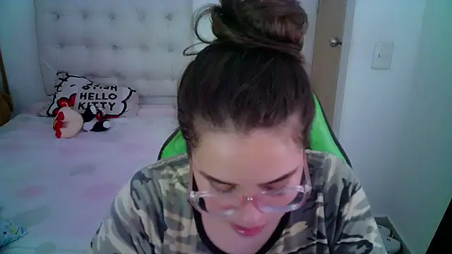 Snapshot of _alicia_z chatting on 12-05-24, 07:49 alicia z online show from 12-05-24, 07:49