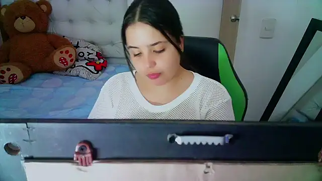 Snapshot of _alicia_z chatting on 12-19-24, 05:40 alicia z online show from 12-19-24, 05:40