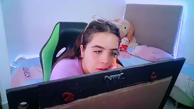 Snapshot of _alicia_z chatting on 01-28-25, 06:17 alicia z online show from 01-28-25, 06:17