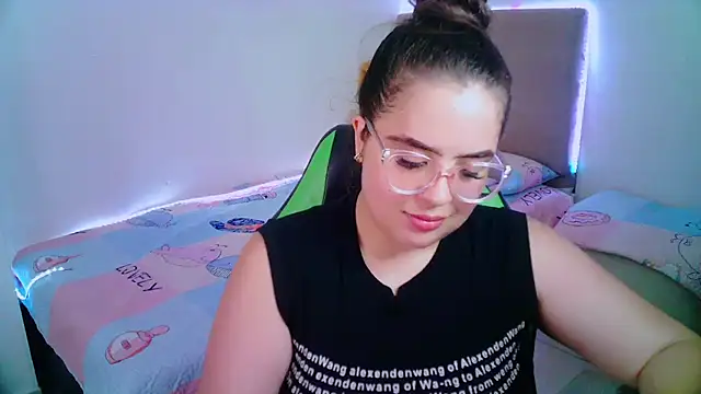 Snapshot of _alicia_z chatting on 02-03-25, 06:28 alicia z online show from 02-03-25, 06:28