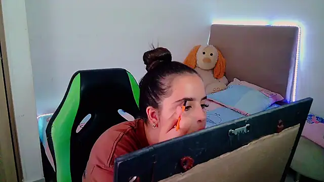 Snapshot of _alicia_z chatting on 02-04-25, 06:06 alicia z online show from 02-04-25, 06:06