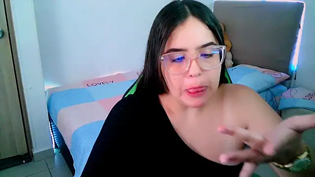 Snapshot of _alicia_z chatting on 02-15-25, 05:39 alicia z online show from 02-15-25, 05:39