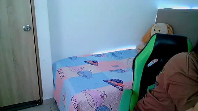 Snapshot of _alicia_z chatting on 02-18-25, 05:31 alicia z online show from 02-18-25, 05:31