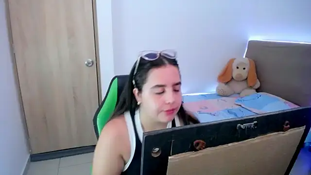 Snapshot of _alicia_z chatting on 02-26-25, 06:54 alicia z online show from 02-26-25, 06:54