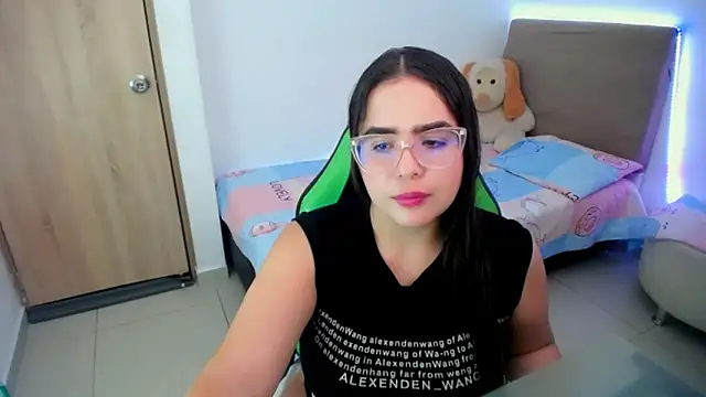 Snapshot of _alicia_z chatting on 02-28-25, 05:37 alicia z online show from 02-28-25, 05:37