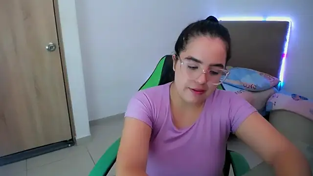 Snapshot of _alicia_z chatting on 03-19-25, 08:54 alicia z online show from 03-19-25, 08:54