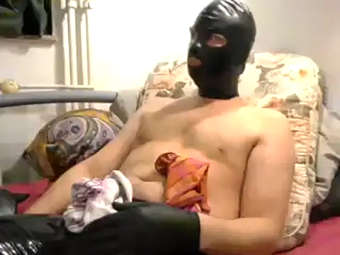 Snapshot of turnsen4y chatting on 11-20-25, 05:23 turnsen4y online show from 11-20-25, 05:23