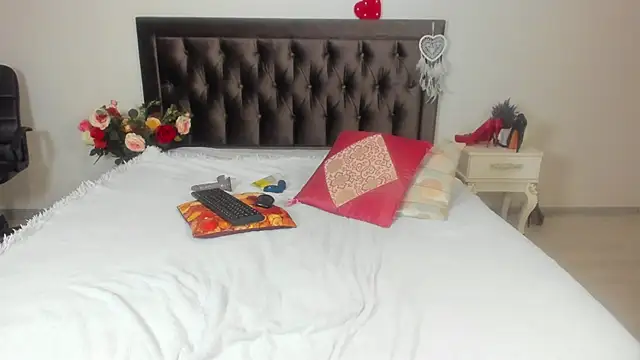 Snapshot of MarciaColins chatting on 10-25-25, 06:57 MarciaColins online show from 10-25-25, 06:57