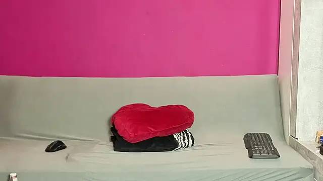 Snapshot of Young_Strawberryy chatting on 10-18-25, 08:04 Young Strawberryy online show from 10-18-25, 08:04