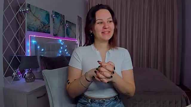 Snapshot of EsterLogan chatting on 01-10-25, 05:47 EsterLogan online show from 01-10-25, 05:47