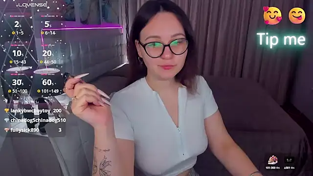 Snapshot of EsterLogan chatting on 02-02-25, 03:07 EsterLogan online show from 02-02-25, 03:07