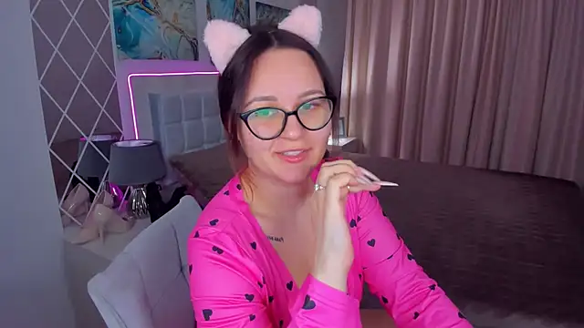 Snapshot of EsterLogan chatting on 02-11-25, 12:37 EsterLogan online show from 02-11-25, 12:37