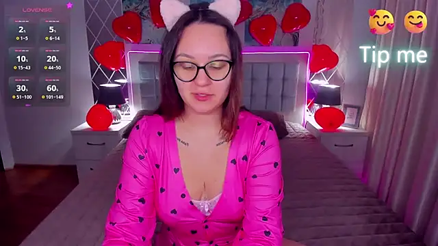 Snapshot of EsterLogan chatting on 02-14-25, 05:30 EsterLogan online show from 02-14-25, 05:30