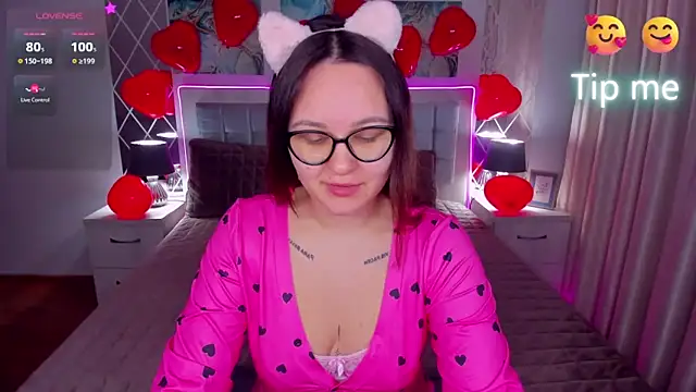 Snapshot of EsterLogan chatting on 02-14-25, 08:31 EsterLogan online show from 02-14-25, 08:31