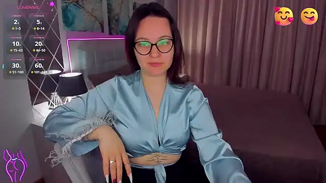 Snapshot of EsterLogan chatting on 03-21-25, 05:21 EsterLogan online show from 03-21-25, 05:21