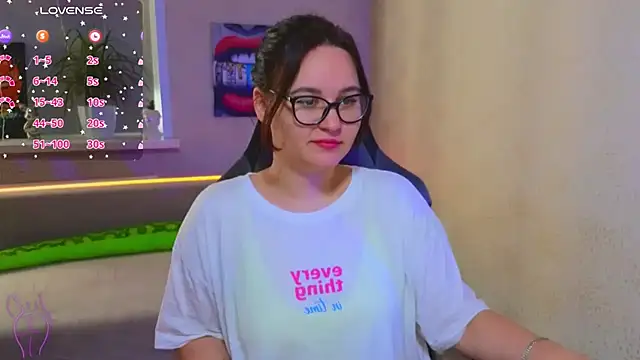 Snapshot of EsterLogan chatting on 09-13-25, 01:11 EsterLogan online show from 09-13-25, 01:11