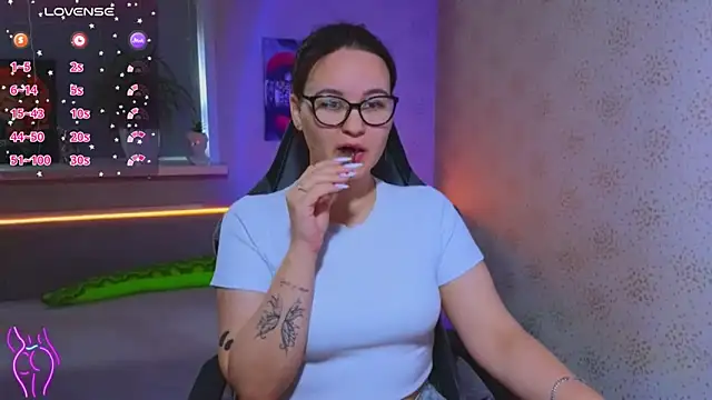 Snapshot of EsterLogan chatting on 09-20-25, 11:11 EsterLogan online show from 09-20-25, 11:11