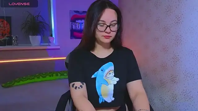 Snapshot of EsterLogan chatting on 09-21-25, 08:16 EsterLogan online show from 09-21-25, 08:16