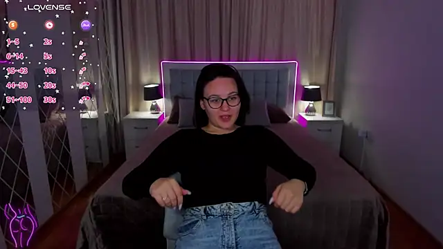 Snapshot of EsterLogan chatting on 09-26-25, 10:30 EsterLogan online show from 09-26-25, 10:30