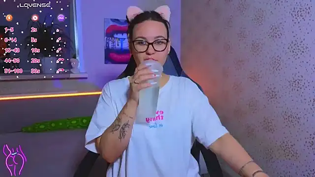 Snapshot of EsterLogan chatting on 09-28-25, 11:48 EsterLogan online show from 09-28-25, 11:48