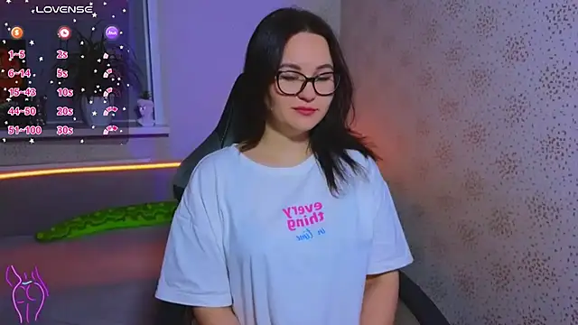 Snapshot of EsterLogan chatting on 09-29-25, 03:39 EsterLogan online show from 09-29-25, 03:39