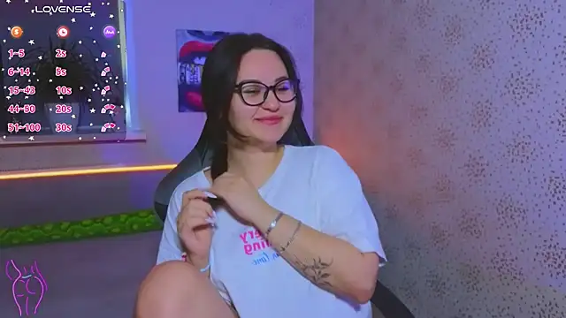 Snapshot of EsterLogan chatting on 10-11-25, 06:56 EsterLogan online show from 10-11-25, 06:56